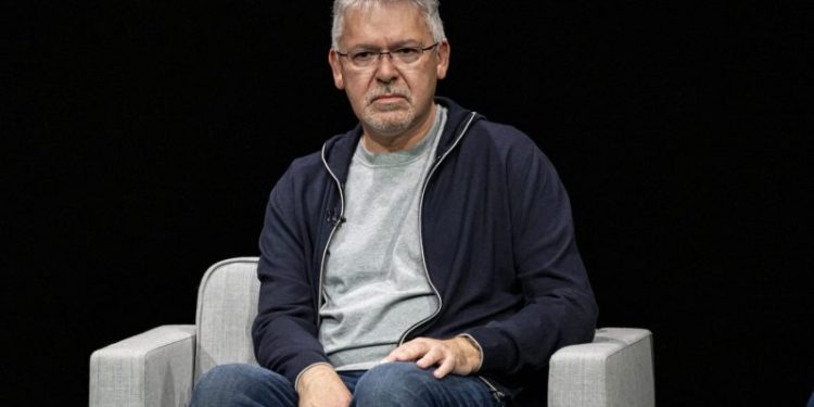 Apple’s AI chief abruptly steps down